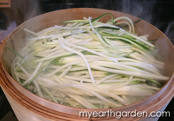 zucchini noodles in the steamer